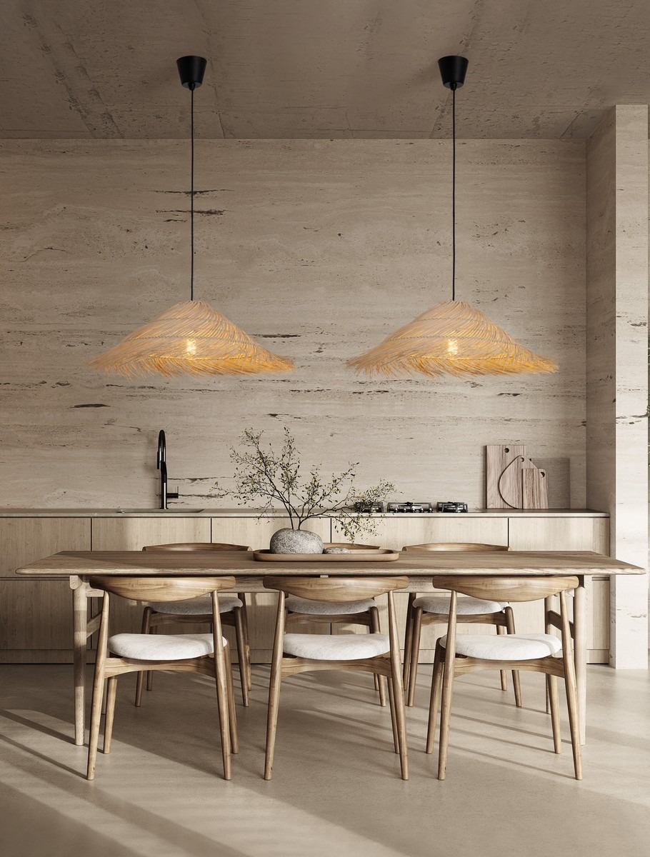 Lampa wisząca Torenla z czarnego rattanu, z kloszem w kształcie stożka, zawieszona na cienkim kabelku. W tle nowoczesna kuchnia z drewnianymi meblami i stołem. Wnętrze o stonowanej kolorystyce, z naturalnym oświetleniem.