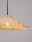 Lampa wisząca Torenla 1xE27 w stylu rattanowym, czarna, z kloszem w kształcie falistym. Ujęcie z dołu, ukazujące strukturę materiału oraz emitowane ciepłe światło, na jasnym tle.