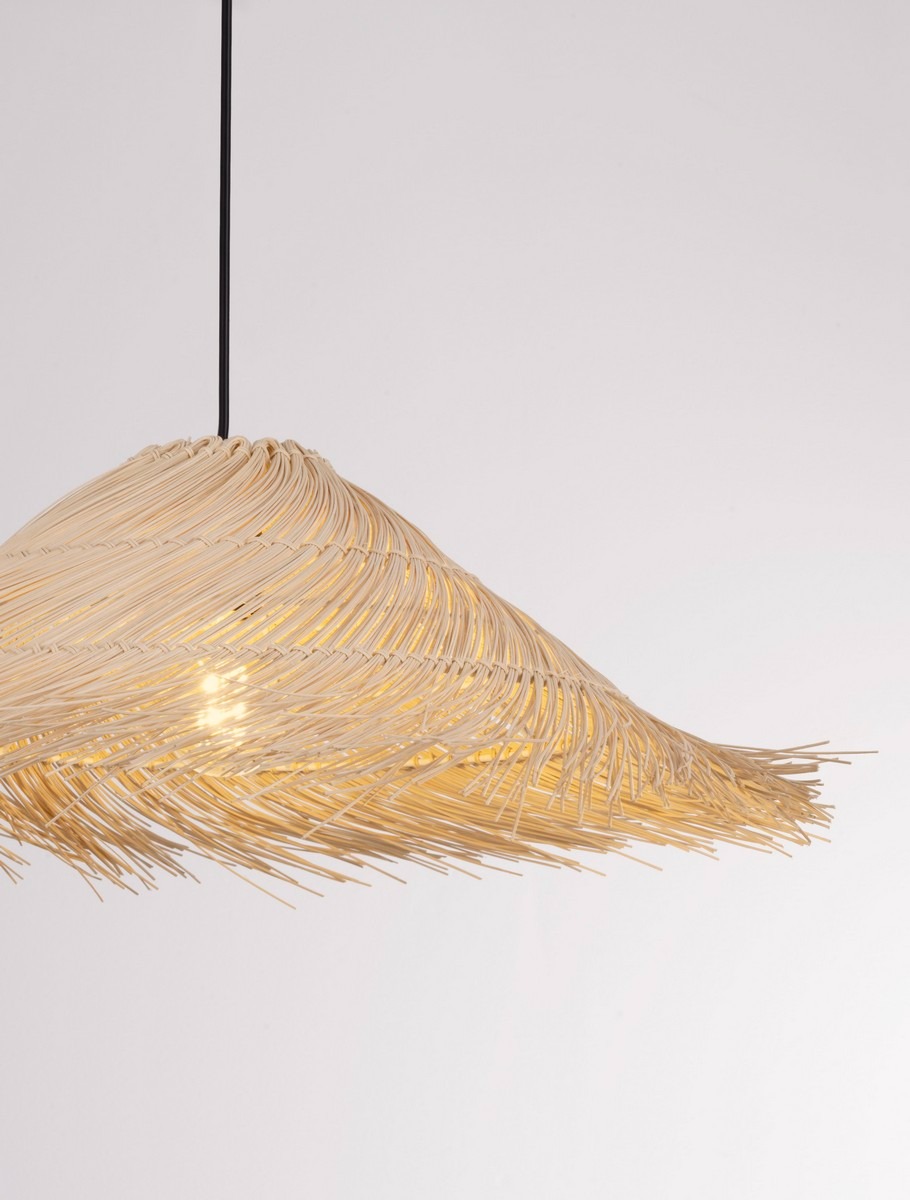 Lampa wisząca Torenla z rattanowym kloszem w kształcie fal, w kolorze naturalnym, zawieszona na czarnym przewodzie. Klosz o teksturowanej powierzchni, z widocznym źródłem światła wewnątrz. Tło jasne, minimalistyczne.