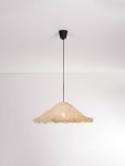 Lampa wisząca Torenla 1xE27 w kolorze czarnym z rattanowym kloszem w kształcie stożka. Produkt zawieszony na cienkim, czarnym przewodzie. Klosz o lekko falowanej fakturze, przypominający liście, na jasnym tle.