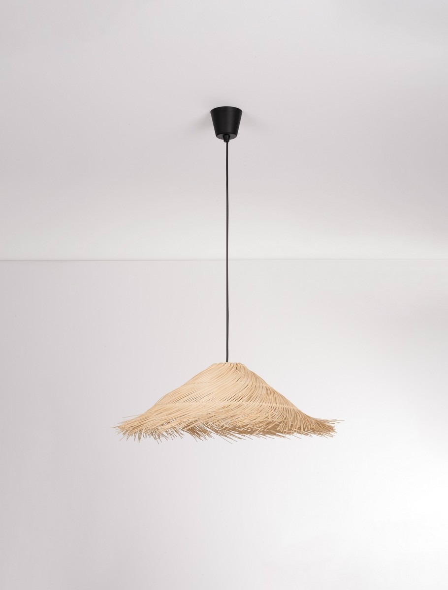Czarna lampa wisząca Torenla z rattanowym kloszem w kształcie stożka. Klosz w odcieniu jasnego beżu z frędzlami, zawieszony na czarnym przewodzie. Produkt montowany na suficie, na jednolitym tle.