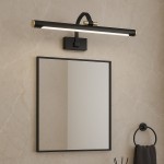 Kinkiet Vinci L40 LED 12W 4000K IP44 w kolorze czarnym, zamontowany nad prostokątnym lustrem. Lampa ma prostą, smukłą formę z metalowym wykończeniem i złotymi detalami. Tło w odcieniach beżu, podkreślające nowoczesny design.