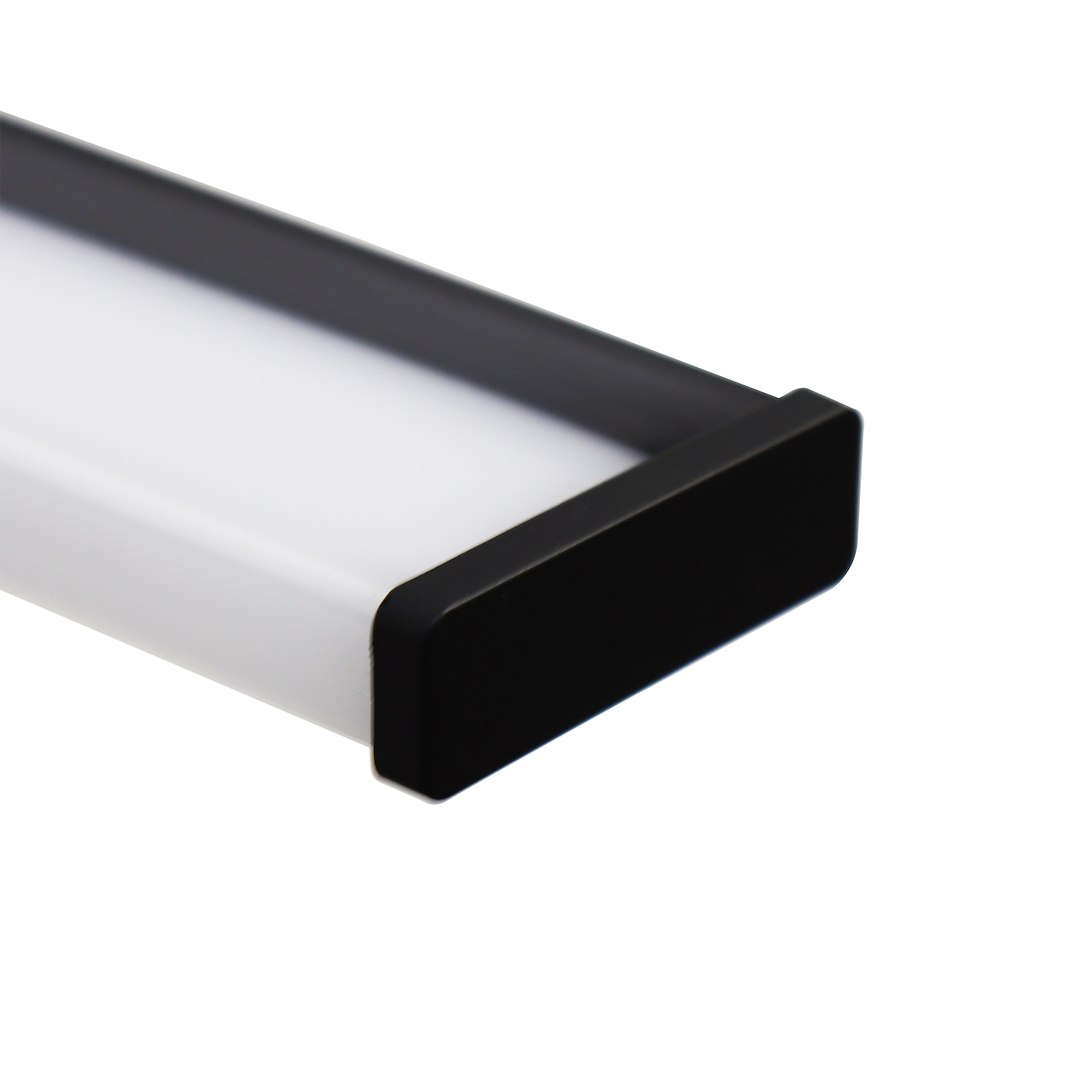 Kinkiet Mirore LED L40 o mocy 8W, barwie 4000K, w kolorze czarnym. Ma prostokątny kształt z matowym, białym kloszem i czarną ramką. Ujęcie z boku, pokazujące detal i wykończenie. Przeznaczony do użytku w pomieszczeniach o podwyższonej wilgotności (IP44).