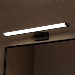 Kinkiet Mirore L60 LED 10W 4000K w kolorze czarnym, zamontowany nad lustrem. Prosty, prostokątny kształt z białym światłem LED, minimalistyczny design, montaż na ścianie, idealny do łazienki, IP44.