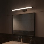 Mirore kinkiet L60 LED 10W 4000K IP44 w kolorze czarnym, zamontowany nad lustrem w łazience. Prosty, prostokątny kształt z jedną liniową lampką LED, emitującą białe światło, na tle ciemnych płytek ceramicznych.