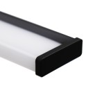 Kinkiet Mirore L60 LED 10W 4000K w kolorze czarnym, z prostokątnym kloszem z mlecznego tworzywa. Widok z boku, podkreślający minimalistyczny design i metalową ramkę. Przeznaczony do użytku na zewnątrz, odporny na wilgoć (IP44).