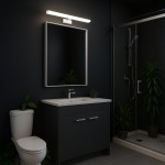 Mirore kinkiet L40 LED 8W 4000K IP44 w białej obudowie zamontowany nad lustrem w łazience, emitujący jasne światło. Tło ciemne, z nowoczesną umywalką oraz roślinami doniczkowymi w aranżacji.