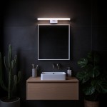 Mirore kinkiet L40 LED 8W 4000K IP44 w kolorze białym, zamontowany nad lustrem w nowoczesnej łazience. Światło LED skierowane w dół, minimalistyczny design, otoczenie w ciemnych tonach z roślinnością i drewnianą szafką.