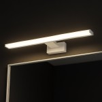 Kinkiet Mirore L60 LED 10W 4000K w kolorze białym, zamontowany na ścianie, z prostokątną, minimalistyczną konstrukcją, emitujący jasne, równomierne światło. Idealny do oświetlenia lustra w łazience, z klasą ochrony IP44.