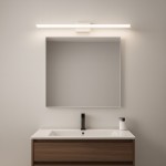 Mirore kinkiet L60 LED 10W 4000K IP44 w kolorze białym, zamontowany nad lustrem, prostokątny kształt, emitujący neutralne światło, w minimalistycznym wnętrzu łazienki z drewnianą szafką i umywalką.