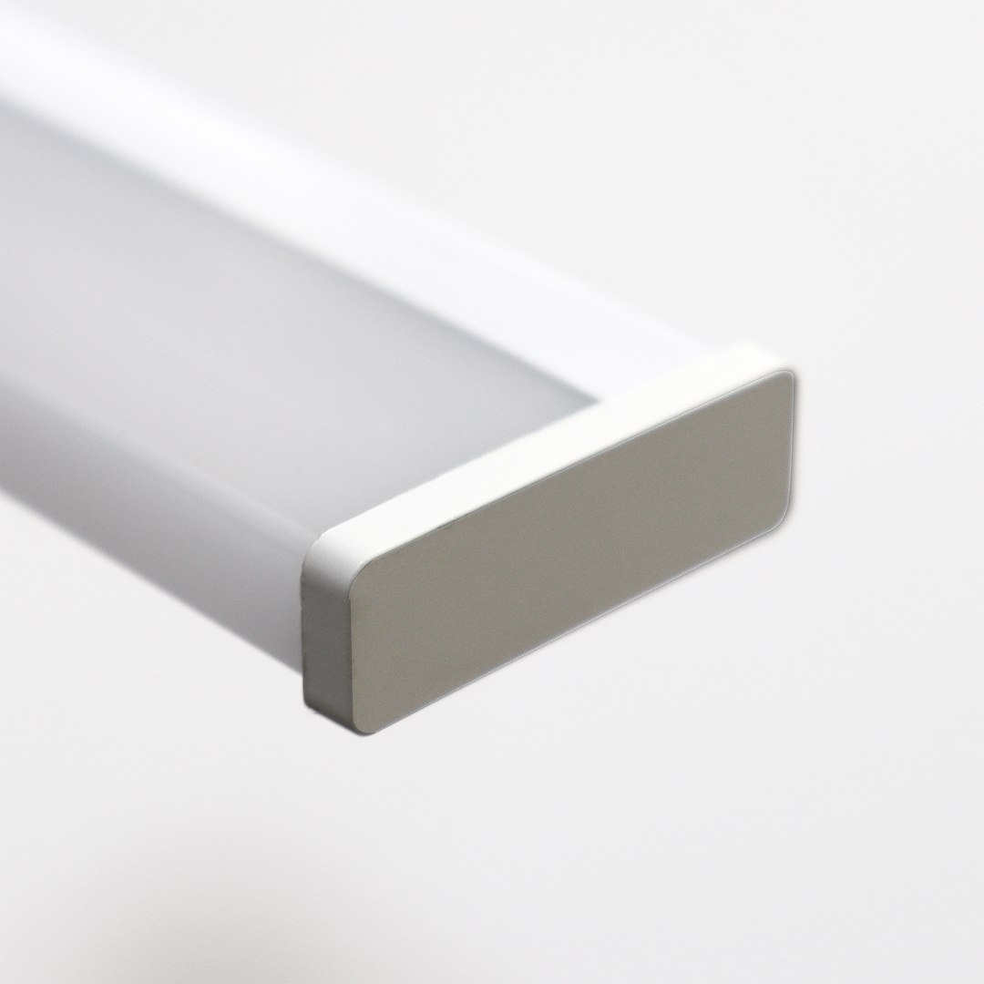 Mirore kinkiet L60 LED 10W 4000K IP44 w kolorze białym, z prostokątnym korpusem i matowym kloszem. Ujęcie z boku pokazujące końcówkę lampy z delikatnym zaokrągleniem. Idealny do nowoczesnych wnętrz.