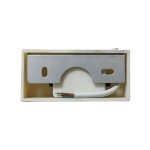 Mirore kinkiet L60 LED 10W 4000K IP44 w białej obudowie, widok od tyłu. Metalowy element mocujący oraz przewody elektryczne widoczne wewnątrz. Kinkiet przeznaczony do użytku wewnętrznego i zewnętrznego.