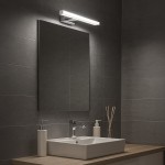 Mirore kinkiet L30 LED 5W 4000K IP44 w kolorze srebrnym, zamontowany nad lustrem w łazience. Oświetlenie w formie prostokątnej listwy LED, umieszczone na tle szarych płytek. Widoczna umywalka z białej ceramiki i akcesoria łazienkowe.
