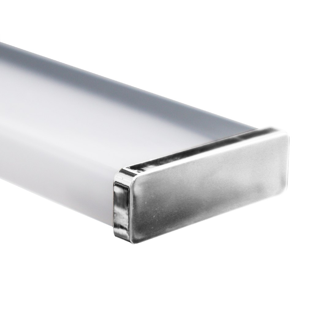 Kinkiet Mirore L30 LED 5W 4000K w kolorze srebrnym. Posiada prostokątny kształt z metalowym wykończeniem i mlecznym kloszem. Ujęcie z boku, z widocznym detalem na końcu oświetlenia. Wodoodporny, klasa IP44, idealny do użytku w łazience.