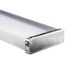 Kinkiet Mirore L30 LED 5W 4000K w kolorze srebrnym. Posiada prostokątny kształt z metalowym wykończeniem i mlecznym kloszem. Ujęcie z boku, z widocznym detalem na końcu oświetlenia. Wodoodporny, klasa IP44, idealny do użytku w łazience.