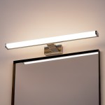 Kinkiet Mirore L60 LED 10W 4000K w kolorze srebrnym, montowany nad lustrem. Posiada prostokątną, szklaną oprawę oraz chromowany uchwyt. Oświetlenie jest włączone, emitując jasne światło. Tło jest jasne, co podkreśla elegancki design lampy.