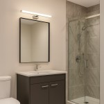 Mirore kinkiet L60 LED 10W 4000K IP44 w kolorze srebrnym, zamontowany nad prostokątnym lustrem w łazience. Oświetlenie w formie wąskiego, prostokątnego panelu, emitujące chłodne światło. Tło w neutralnych odcieniach z ciemną szafką i szklanym prysznicem.