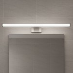 Mirore kinkiet L60 LED 10W 4000K IP44 w kolorze srebrnym, montowany na ścianie nad lustrem. Prosta, prostokątna forma z wbudowanym źródłem światła LED, umieszczony na tle gładkiej, jasnej płytki.