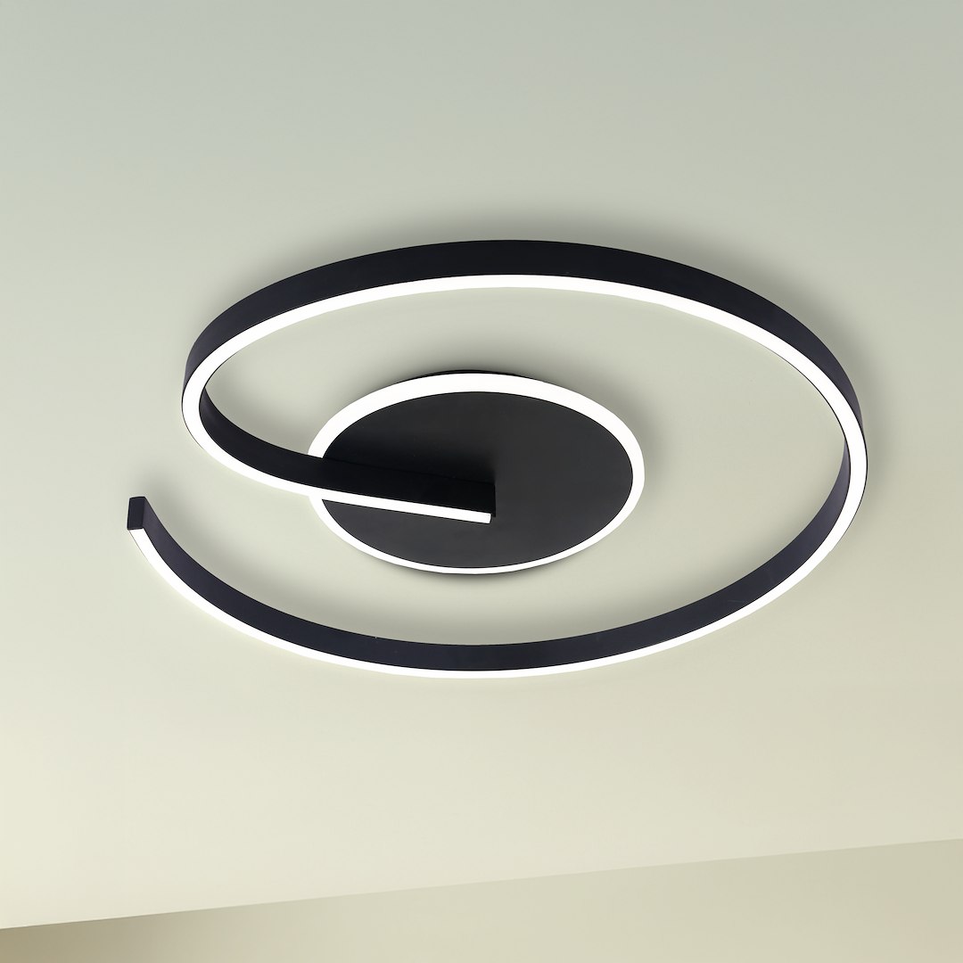 Czarna lampa sufitowa LED 22W z oświetleniem o temperaturze barwowej 4000K. Posiada nowoczesny, spiralny kształt z centralnym okrągłym elementem. Zainstalowana na suficie, tworzy minimalistyczny efekt świetlny.