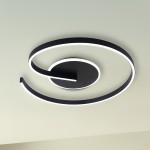 Czarna lampa sufitowa LED 22W z oświetleniem o temperaturze barwowej 4000K. Posiada nowoczesny, spiralny kształt z centralnym okrągłym elementem. Zainstalowana na suficie, tworzy minimalistyczny efekt świetlny.
