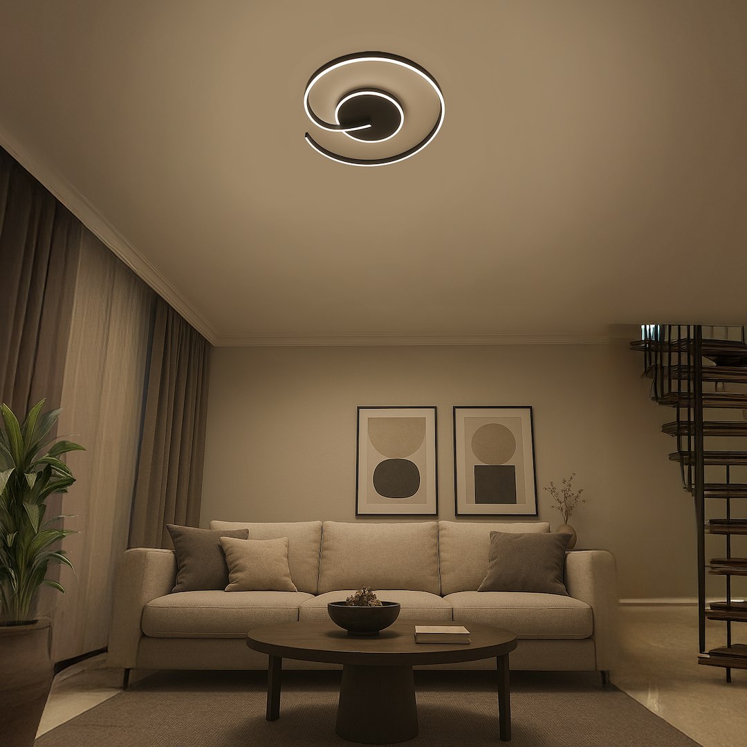 Czarna lampa sufitowa LED Lorenzo o mocy 22W i temperaturze barwowej 4000K, w kształcie spiralnym, zamontowana na suficie. W tle widoczne meble w nowoczesnym wnętrzu z roślinami i dekoracjami.