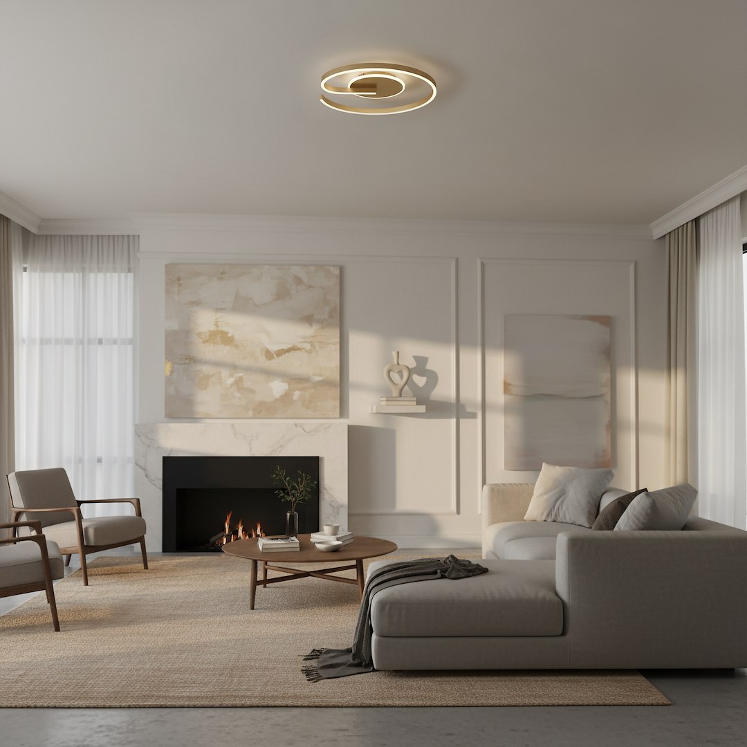 Lampa sufitowa LED Lorenzo 22W 4000K w złotym kolorze, zamontowana na suficie. Posiada nowoczesny, okrągły kształt z podwójnym pierścieniem świetlnym. W tle widoczny elegancki salon z kominkiem, sofą i stolikiem kawowym.