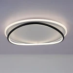 Czarna i biała lampa sufitowa LED o mocy 38W i temperaturze barwowej 4000K, o zaokrąglonym kształcie z wykończeniem w stylu minimalistycznym. Ujęcie z dołu, pokazujące podwójny pierścień świetlny.