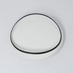 Lampa sufitowa LED Halo o mocy 38W w kolorze czarno-białym, okrągła, z gładką białą powierzchnią i czarną obręczą. Ujęcie z góry, ukazujące prostą formę i delikatny design. Idealna do nowoczesnych wnętrz.