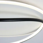 Lampa sufitowa LED Halo 38W o barwie 4000K, w kolorze czarnym i białym. Zbliżenie na okrągły kształt z czarnym uchwytem oraz białym, podświetlanym obrzeżem. Produkt montowany sufitowo, nowoczesny design.
