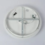Lampa sufitowa LED Halo 38W 4000K w kolorze czarnym i białym, widok od spodu. Metalowa konstrukcja z zamocowanym zasilaczem, widoczne okablowanie i elementy mocujące. Okrągły kształt z białą, matową osłoną.