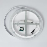 Biała lampa sufitowa LED Cordoba, o mocy 30W i temperaturze barwowej 4000K. Widok od spodu, z metalowym stelażem, przewodami oraz diodami. Okrągły kształt z cienką obwódką. Tło białe, ukazuje detale konstrukcji.