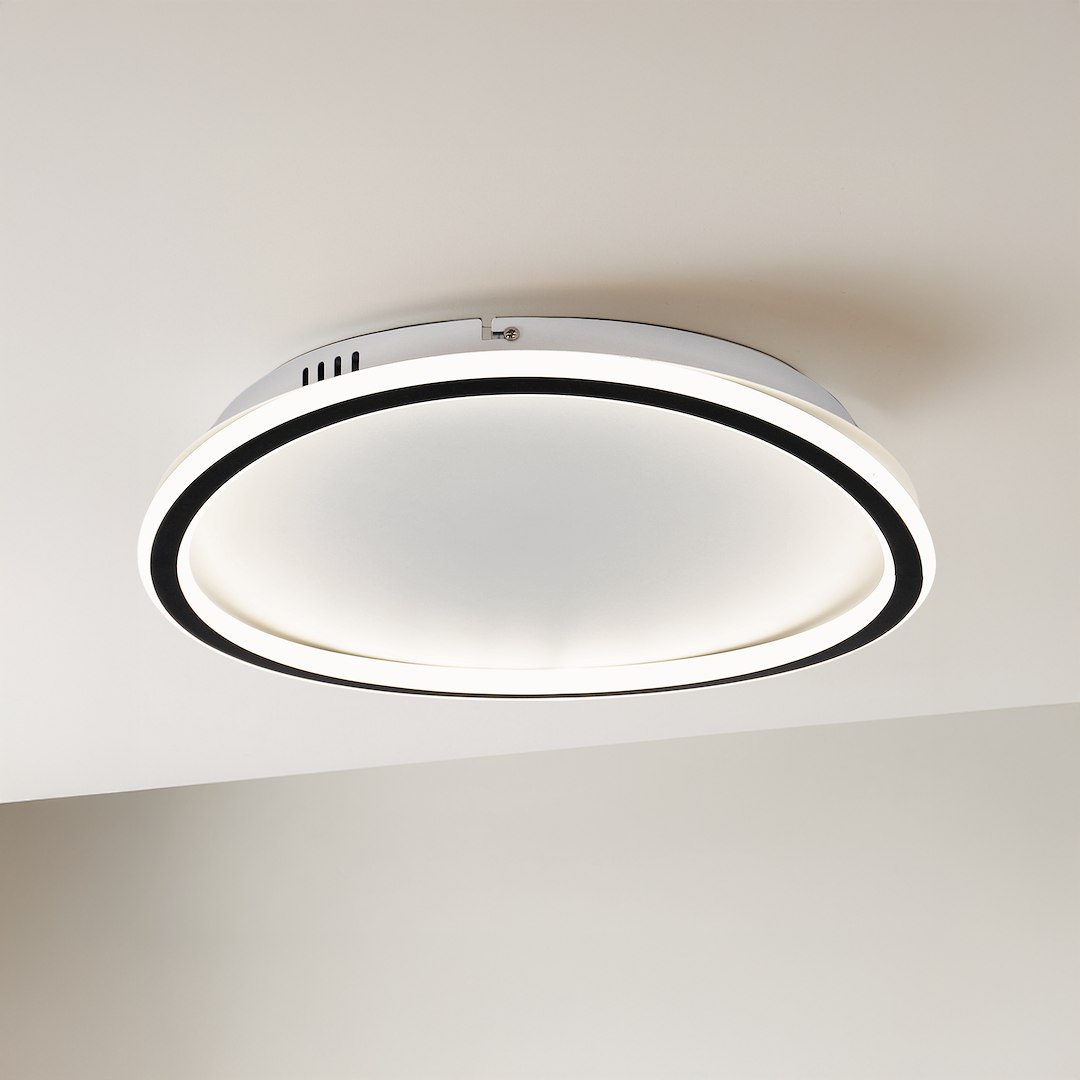 Cali Round lampa sufitowa LED 30W 4000K w okrągłym kształcie, z białym, matowym kloszem i czarnym obrzeżem. Stojąca na suficie, minimalistyczna konstrukcja, idealna do nowoczesnych wnętrz.