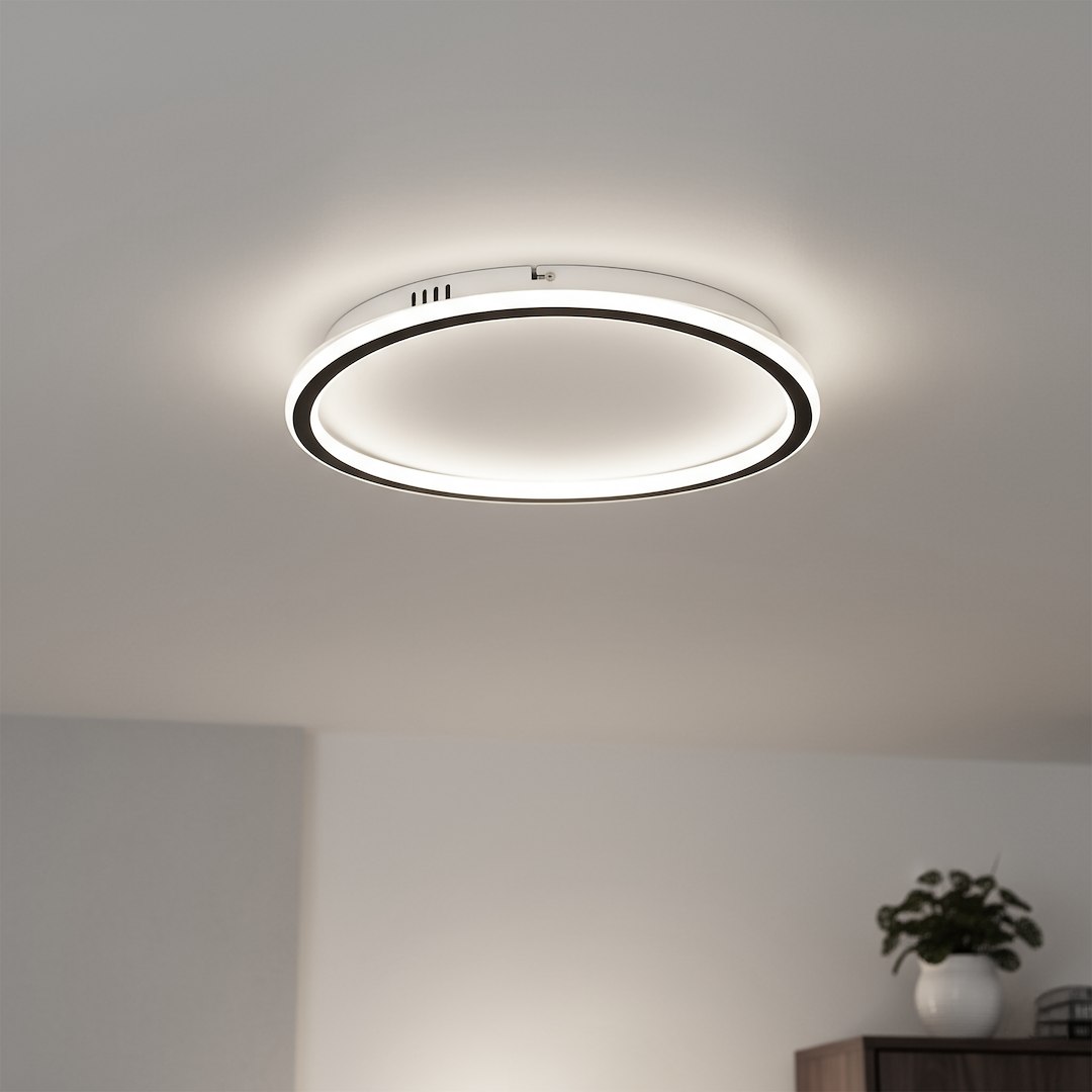 Cali Round lampa sufitowa LED 30W 4000K w kolorze czarno-białym, umieszczona na suficie. Okrągła konstrukcja z białym kloszem i czarną ramką, emitująca jasne, neutralne światło. Prosta, nowoczesna forma, dobrze komponująca się z różnymi wnętrzami.