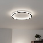 Cali Round lampa sufitowa LED 30W 4000K w kolorze czarno-białym, umieszczona na suficie. Okrągła konstrukcja z białym kloszem i czarną ramką, emitująca jasne, neutralne światło. Prosta, nowoczesna forma, dobrze komponująca się z różnymi wnętrzami.