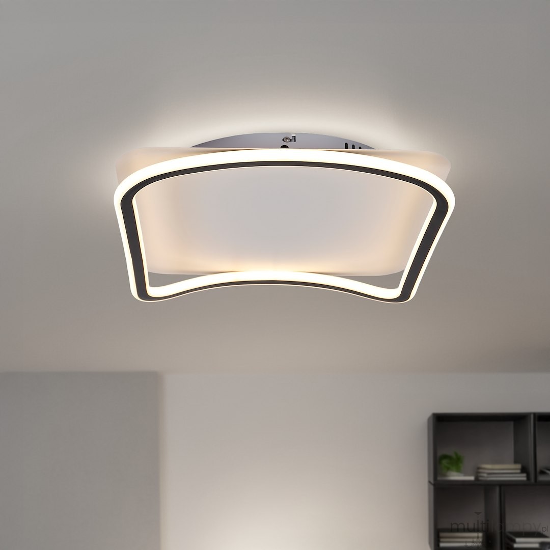 Cali Square lampa sufitowa LED 30W 4000K w kolorze czarnym i białym, o kwadratowym kształcie. Ujęcie z dołu, ukazujące elegancką, lekko zaokrągloną obudowę z białym kloszem i czarnym wykończeniem. Lampa zamontowana na suficie, w nowoczesnym wnętrzu.