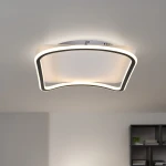 Cali Square lampa sufitowa LED 30W 4000K w kolorze czarnym i białym, o kwadratowym kształcie. Ujęcie z dołu, ukazujące elegancką, lekko zaokrągloną obudowę z białym kloszem i czarnym wykończeniem. Lampa zamontowana na suficie, w nowoczesnym wnętrzu.