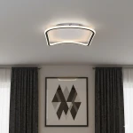 Cali Square lampa sufitowa LED 30W 4000K w kolorze czarnym i białym, o nowoczesnym, falistym kształcie, zamontowana na suficie. W tle widoczne zasłony i abstrakcyjny obraz na ścianie.