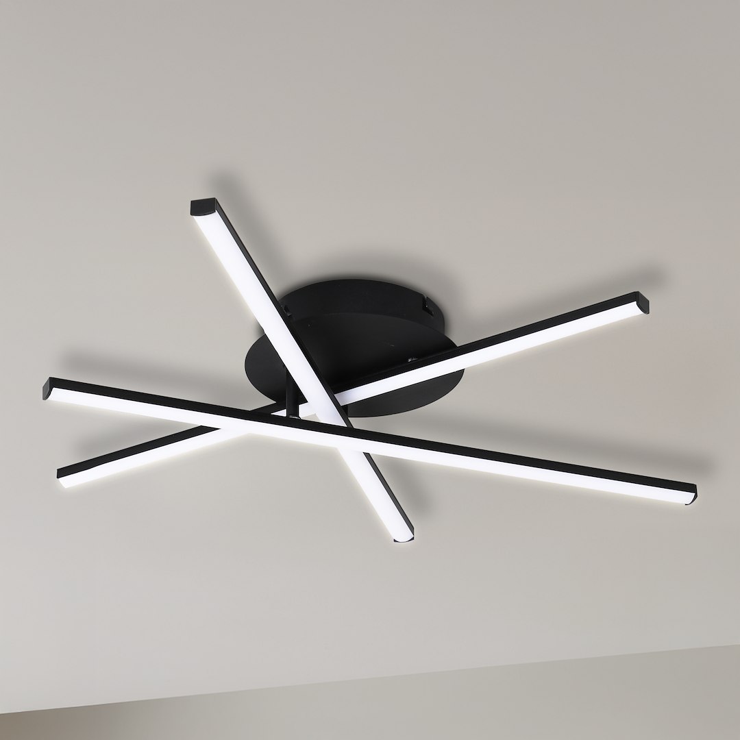 Czarna lampa sufitowa LED 12W 4000K z okrągłą podstawą. Posiada cztery proste ramiona w kształcie krzyża, emitujące białe światło. Ujęcie z dołu, prezentujące nowoczesny design i sposób montażu na suficie.