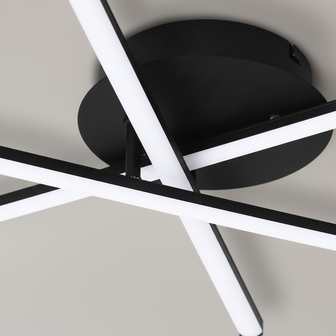 Lampa sufitowa LED 12W, kolor czarny, złożona z białych, prostokątnych elementów w formie krzyżujących się linii. Montaż na suficie, widoczne okrągłe mocowanie. Oświetlenie o temperaturze barwowej 4000K, w nowoczesnym stylu.