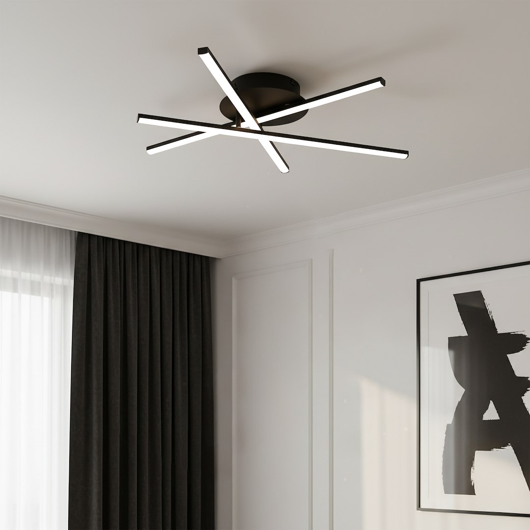 Lampa sufitowa LED 12W w kolorze czarnym, złożona z czterech prostokątnych ramion w białym świetle, zamontowana na okrągłej podstawie. Produkt umieszczony na tle jasnego sufitu i ciemnych zasłon.