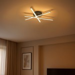 Czarna lampa sufitowa LED o mocy 12W i temperaturze barwowej 4000K, złożona z sześciu prostokątnych elementów w układzie promienistym, zamontowana na suficie w nowoczesnym wnętrzu. Tło w stonowanej kolorystyce.