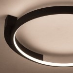Czarna lampa sufitowa LED Luna, moc 18W, temperatura barwowa 4000K. Okrągła konstrukcja z subtelnym podświetleniem, zamontowana blisko sufitu. Widoczny detal w kształcie prostokątnego mocowania.