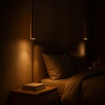 Lampa wisząca Genesis 1xGU10 w kolorze czarnym i złotym, o cylindrycznym kształcie, zawieszona nad łóżkiem. Widoczna miękka pościel i drewniana szafka nocna z książkami. Ciepłe światło tworzy przytulną atmosferę.