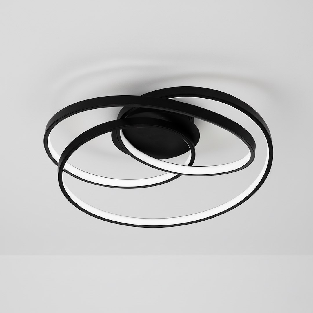 Lampa sufitowa LED Turner 32W 4000K w kolorze czarnym, z trzema okrągłymi pierścieniami, umieszczona na okrągłej podstawie. Widok z dołu, ukazujący elegancki design i subtelne oświetlenie.