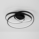 Lampa sufitowa LED Turner 32W 4000K w kolorze czarnym, z trzema okrągłymi pierścieniami, umieszczona na okrągłej podstawie. Widok z dołu, ukazujący elegancki design i subtelne oświetlenie.