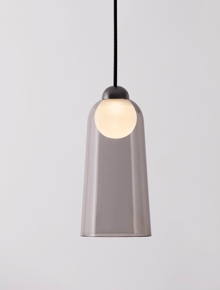 Czarna lampa wisząca Tavenco z kloszem w kształcie stożka, wykonana z przezroczystego szkła, z widoczną żarówką LED 5W. Produkt zawieszony na czarnym przewodzie, z minimalistycznym, okrągłym mocowaniem u góry. Tło jasne, jednolite.