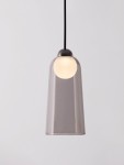 Czarna lampa wisząca Tavenco z kloszem w kształcie stożka, wykonana z przezroczystego szkła, z widoczną żarówką LED 5W. Produkt zawieszony na czarnym przewodzie, z minimalistycznym, okrągłym mocowaniem u góry. Tło jasne, jednolite.