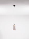 Czarna lampa wisząca Tavenco z jedną żarówką LED 5W, zawieszona na czarnym przewodzie. Szklany klosz o prostokątnym kształcie, z przezroczystego materiału, umieszczony na okrągłej podstawie.