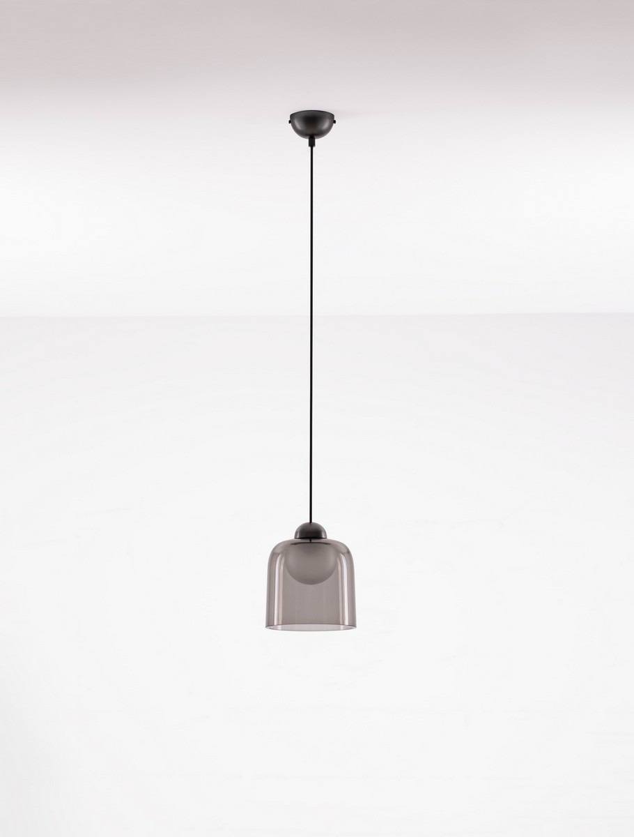 Czarna lampa wisząca Tavenco z jedną żarówką LED 5W, z przezroczystym kloszem w kształcie dzwonu. Zawieszona na cienkim, czarnym przewodzie, z widocznym mocowaniem sufitowym. Proste, nowoczesne wykończenie na jasnym tle.