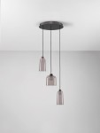 Lampa wisząca Tavenco 3xLED 15W w kolorze czarnym, z trzema kloszami w kształcie dzwonu, zawieszonymi na czarnych kablach. Klosze mają lekko przyciemnione szkło, a całość zamocowana na okrągłej podstawie sufitowej. Tło białe.